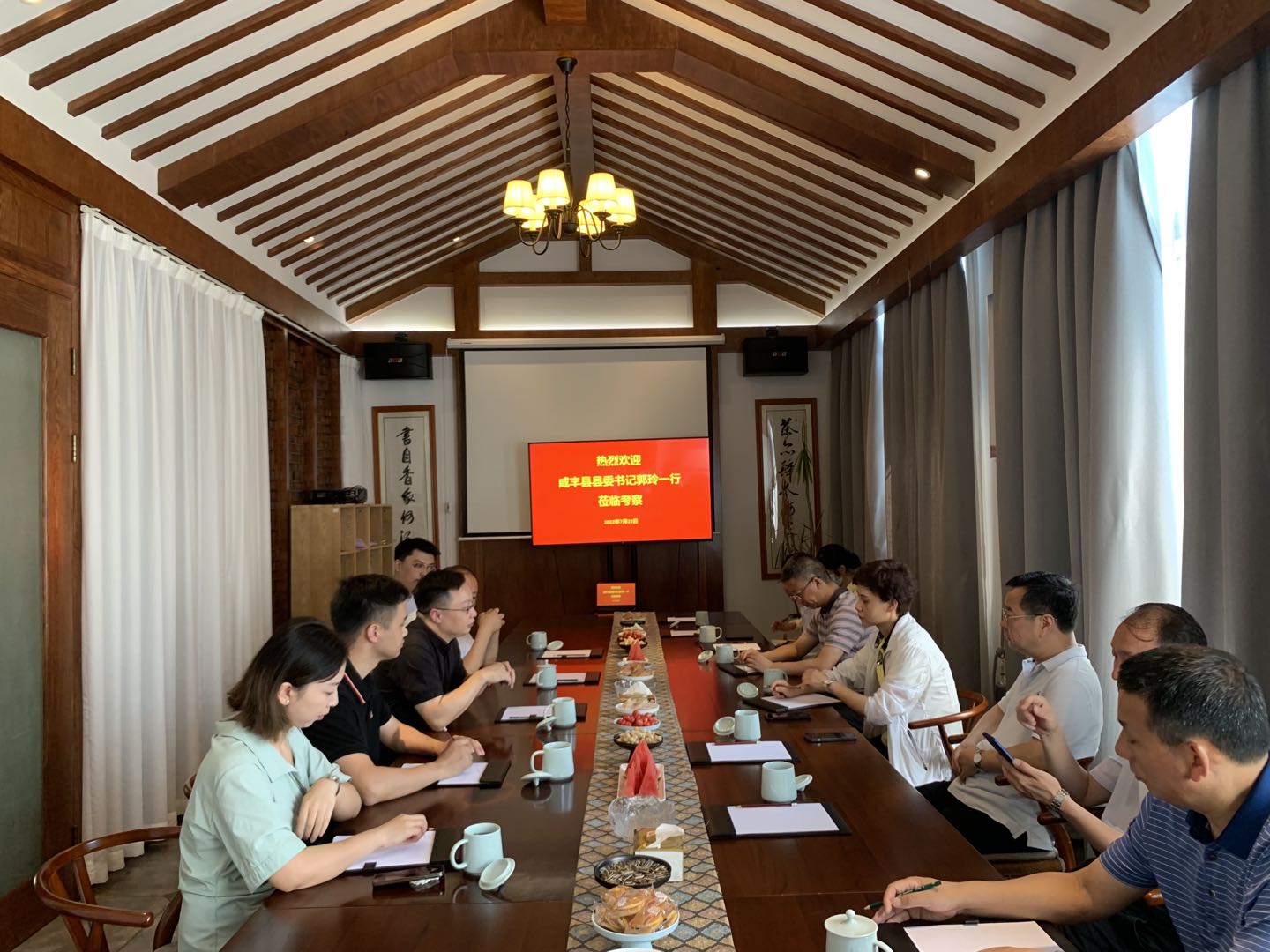 湖北省咸豐縣縣委書(shū)記郭玲一行來(lái)浙茶集團梅家塢體驗中心考察