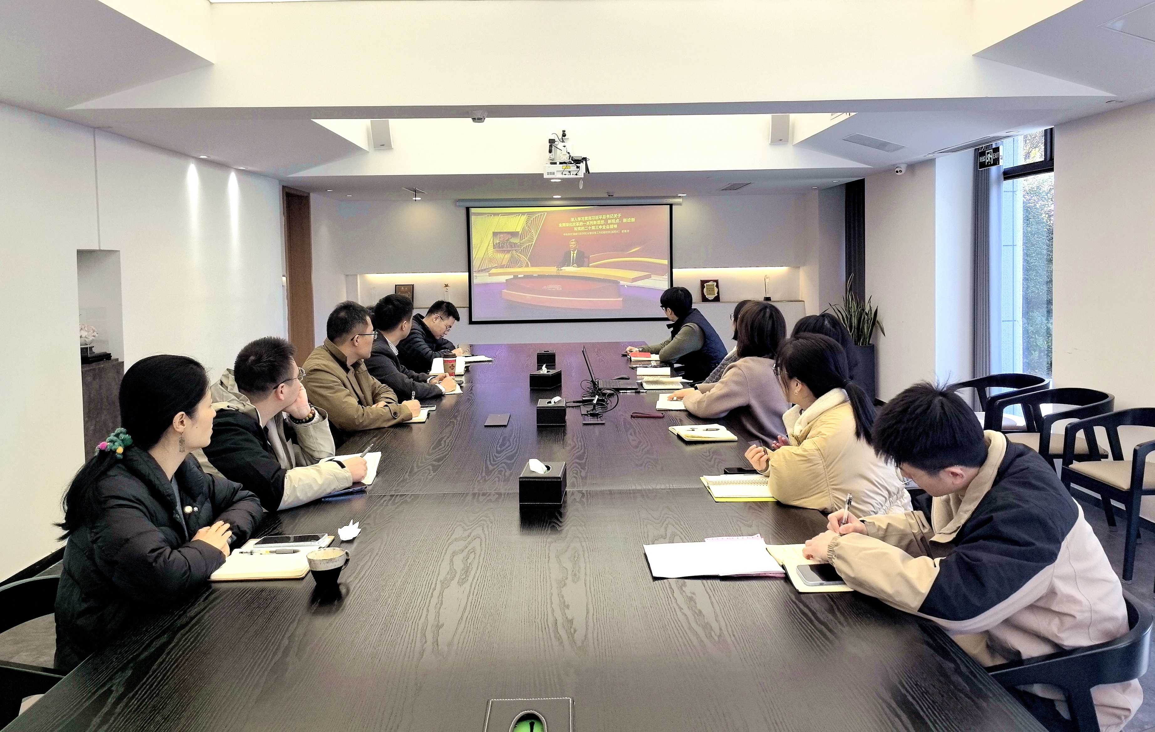 同上一堂課，奮楫篤行——獅峰茶業(yè)黨支部深入學(xué)習貫徹黨的二十屆三中全會(huì )精神